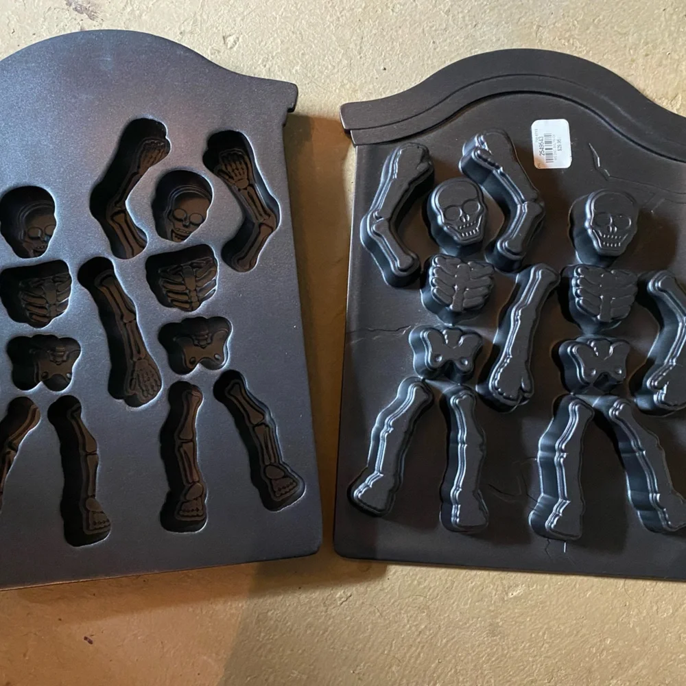 Williams Sonoma Dancing Skeleton Cast Aluminum Cake Pan Mold, set of 2- New